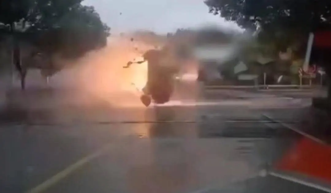 电车雨天超速行驶失控碰撞起火烧成骨架，小鹏汽车回应：第一时间赶赴现场配合事故处理