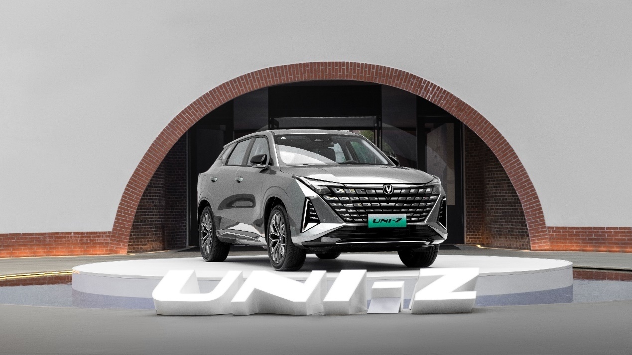 轴距近B级SUV，长安UNI-Z掀桌子，11.79万元起