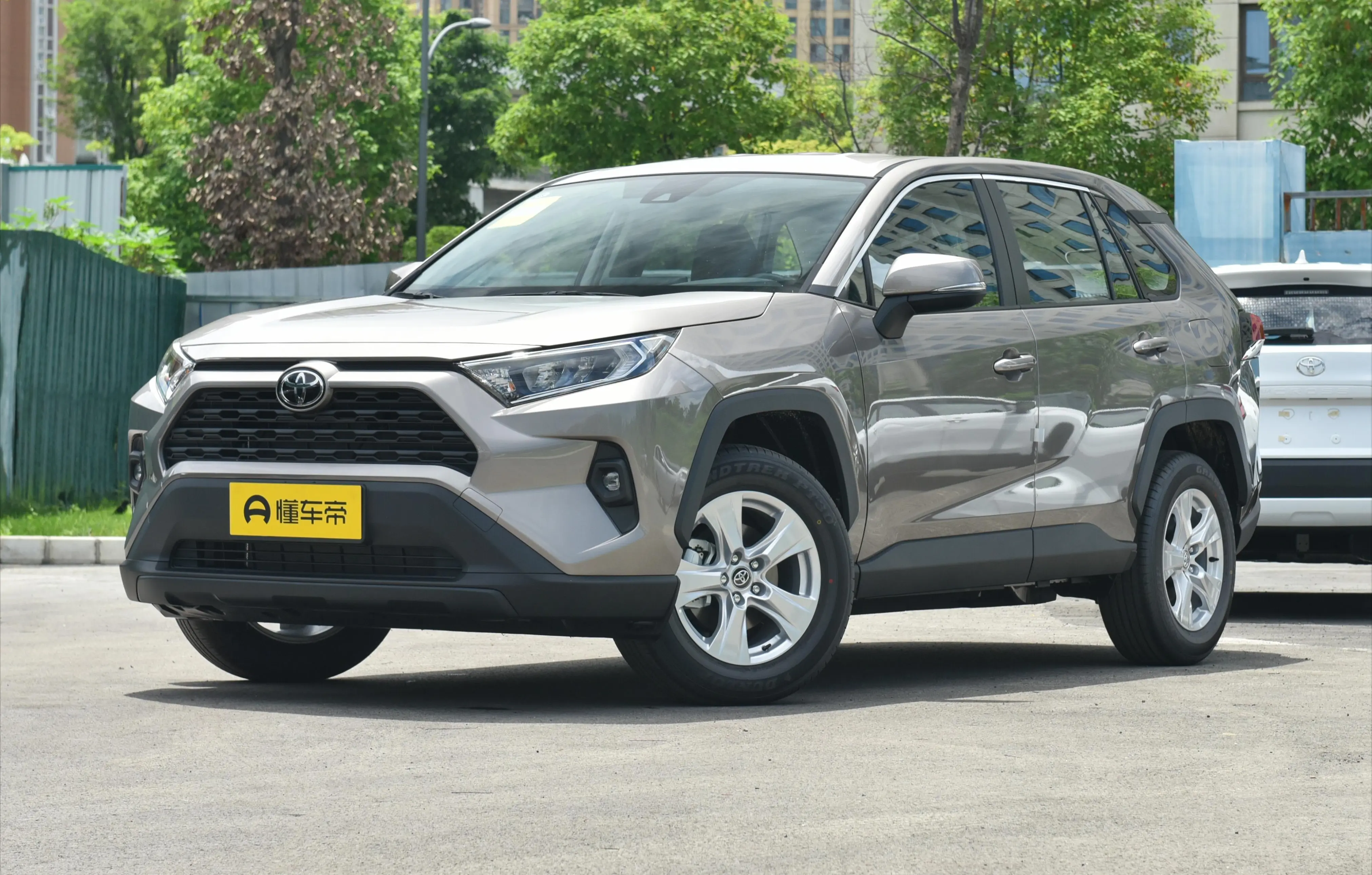 RAV4荣放降幅达4.5万，6月份销量达16432辆，降价还是有效果的！